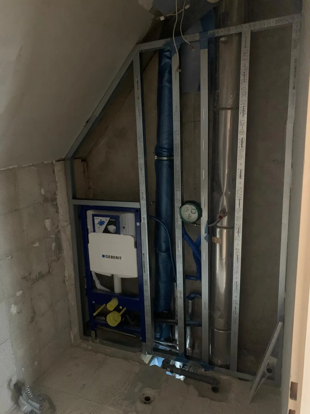 Technische Installation im Badezimmer: Erneuerung der Fallrohre, Lüftung und Einbau eines Geberit-Spülkastens im Schacht durch Joma Bau