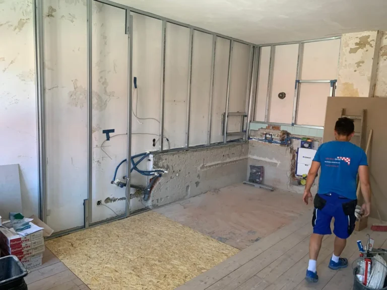 Joma Bau im Einsatz auf Schloss Kalling: Vorbereitung der Vorwandinstallation und Verlegung der Sanitäranschlüsse im Rohbau