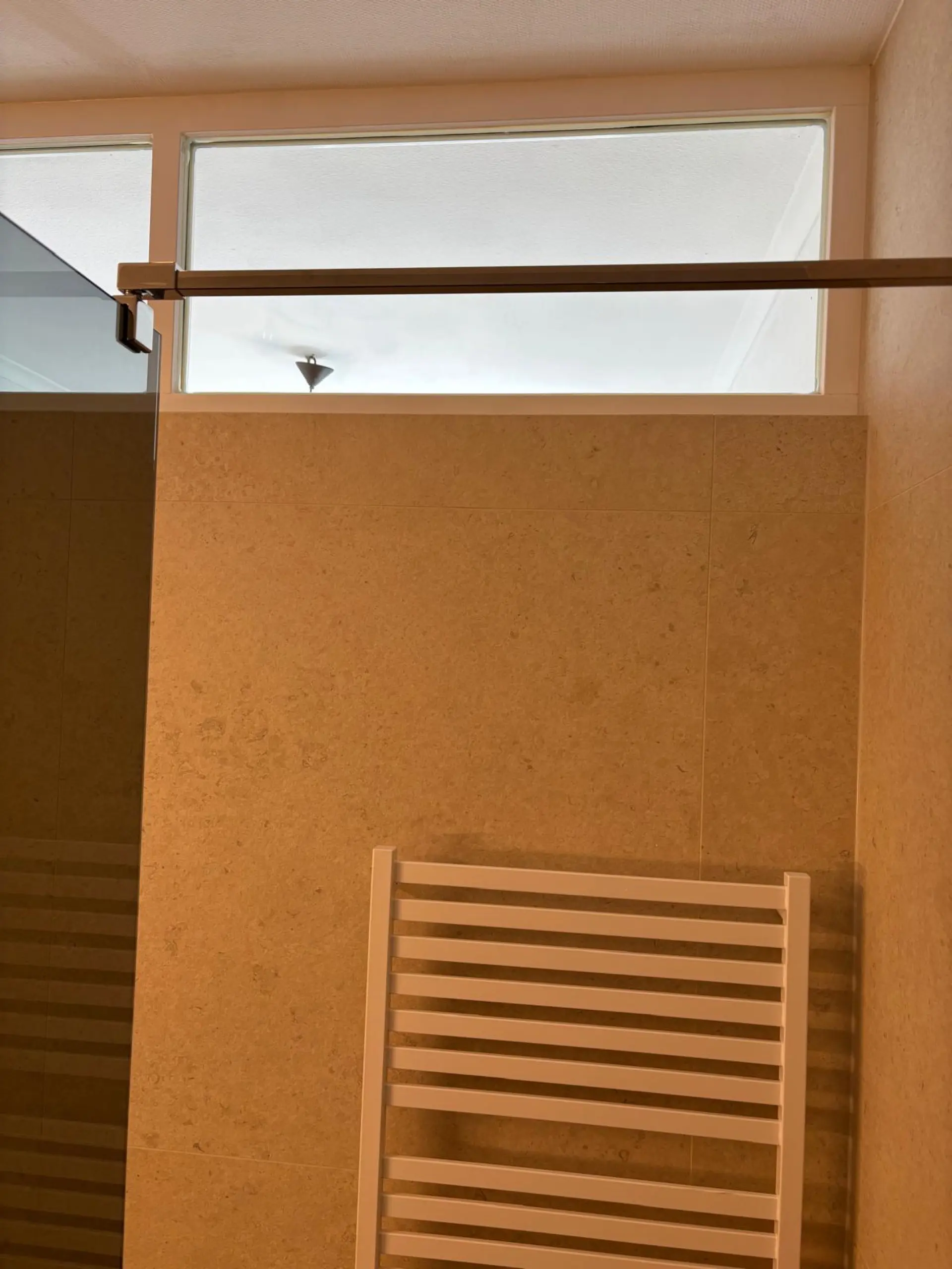 Joma Bau Referenz Schwabing: Fachgerechte Verfliesung bis zum Deckenanschluss und Montage einer Echtglas-Duschwand