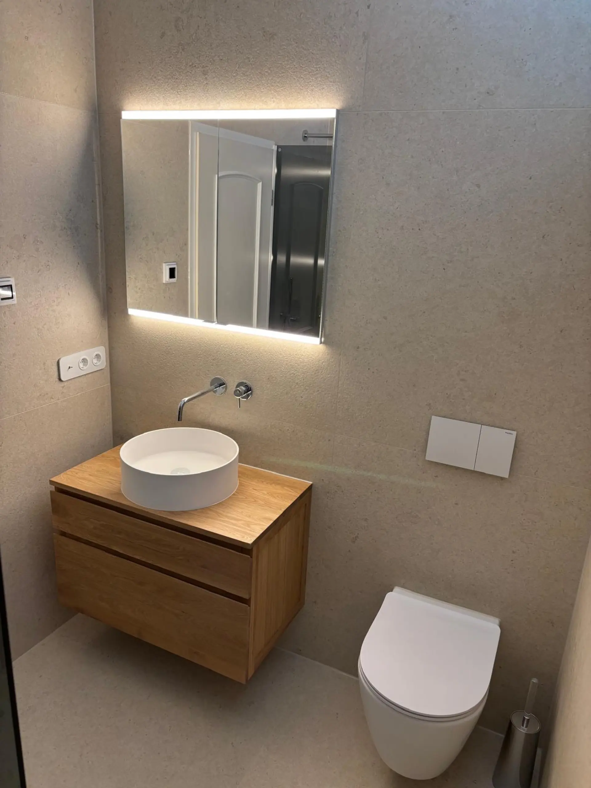 Saniertes Badezimmer München Schwabing: Edler Materialmix aus Holz und Stein – realisiert durch das Team von Joma Bau