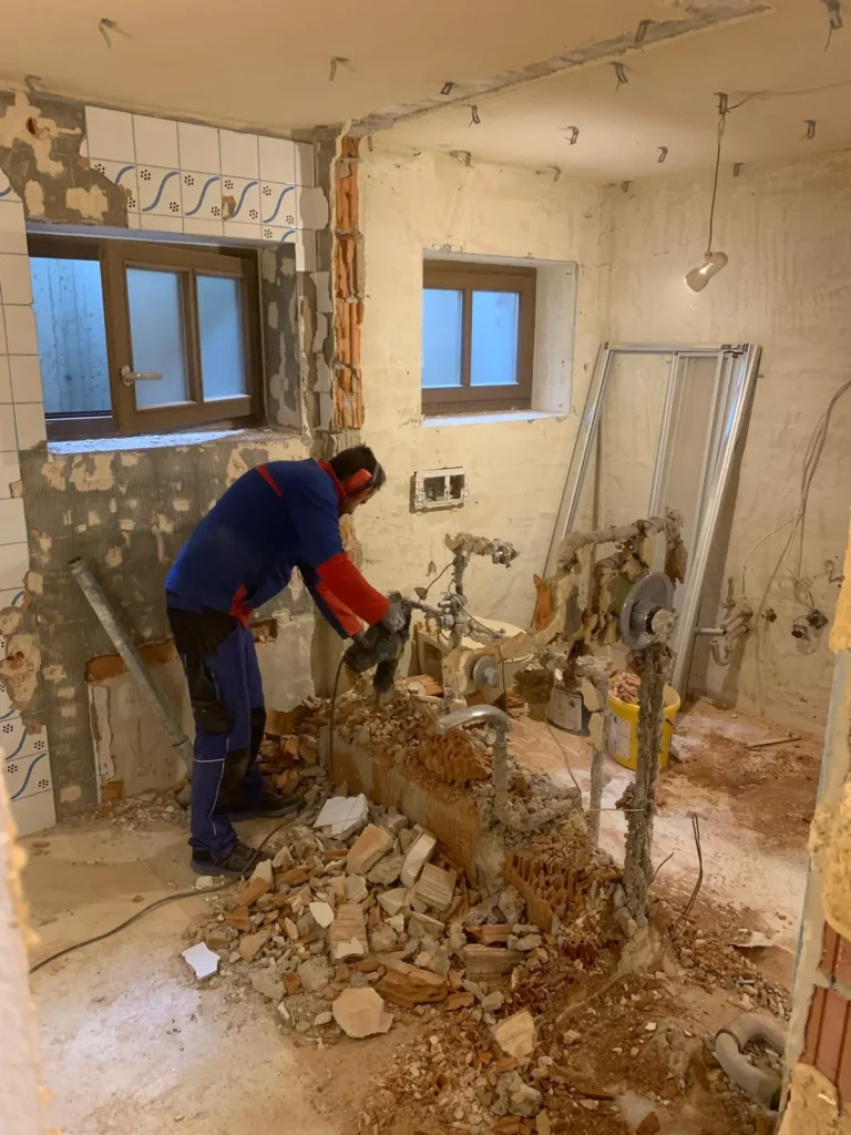 Projekt Wessling: Komplette Demontage der alten Sanitäranlagen und Fliesen als Vorbereitung für die Badsanierung