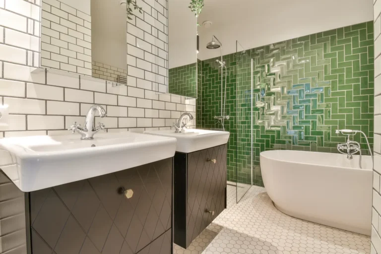Saniertes Designer-Bad: Doppelwaschplatz, freistehende Wanne und kreatives Fliesendesign im Projekt von Joma Bau